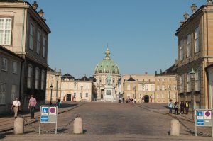 Amalienborg palota, Márványtemplommal a háttérben
