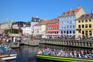 Nyhavn színes házai és a városnéző hajó
